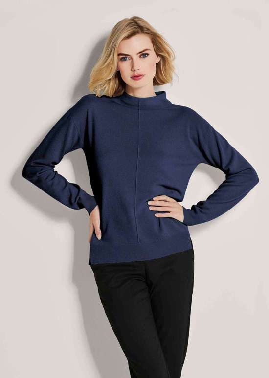 Свитер с воротником-стойкой из экологически чистого кашемира.