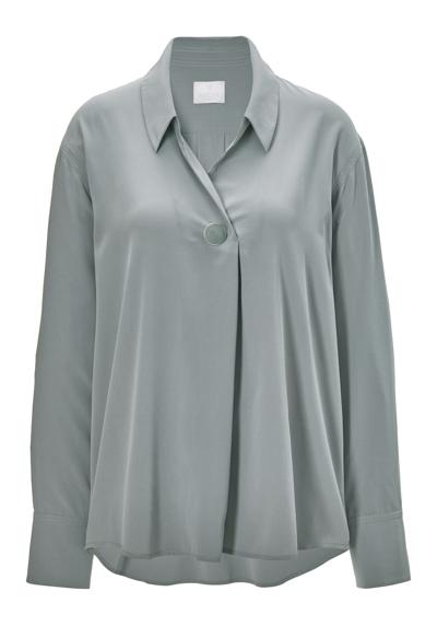 Шелковая блузка с элегантной декоративной пуговицей.