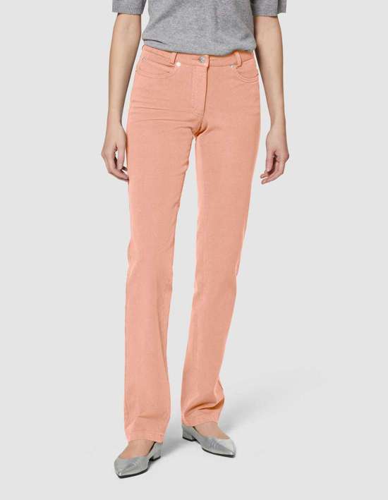 Джинсы М прямого кроя с вышивкой логотипа.