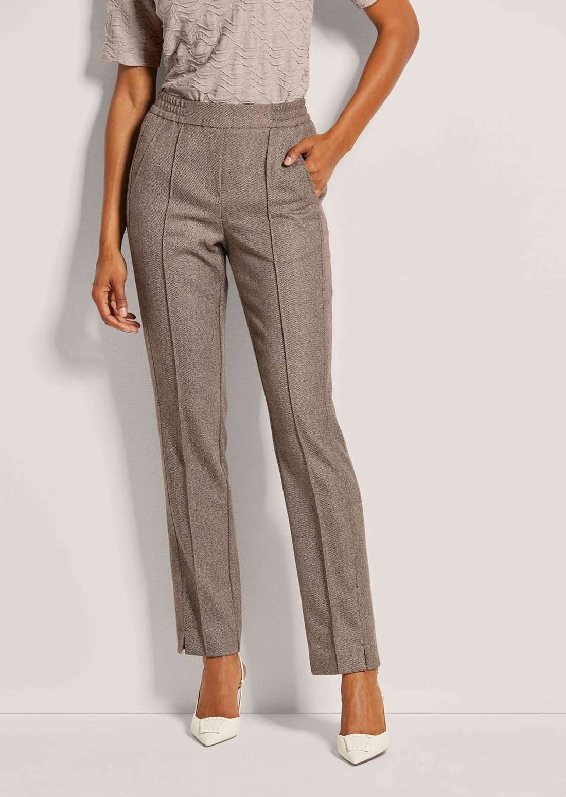 Деловые брюки с модной окантовкой и эластичным поясом.