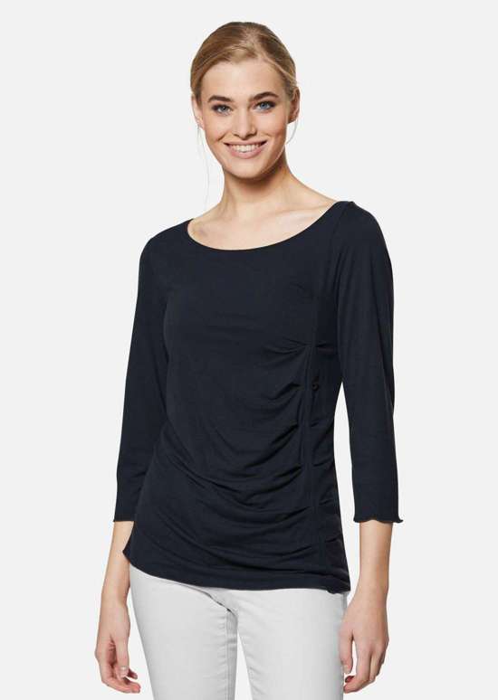 Рубашка с рукавами 3/4 и вырезом-лодочкой.