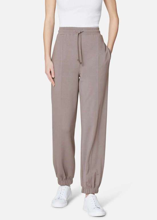 Стильные спортивные брюки.