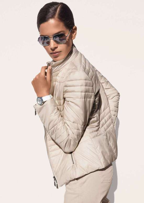 Легкая стеганая куртка с воротником стойкой.