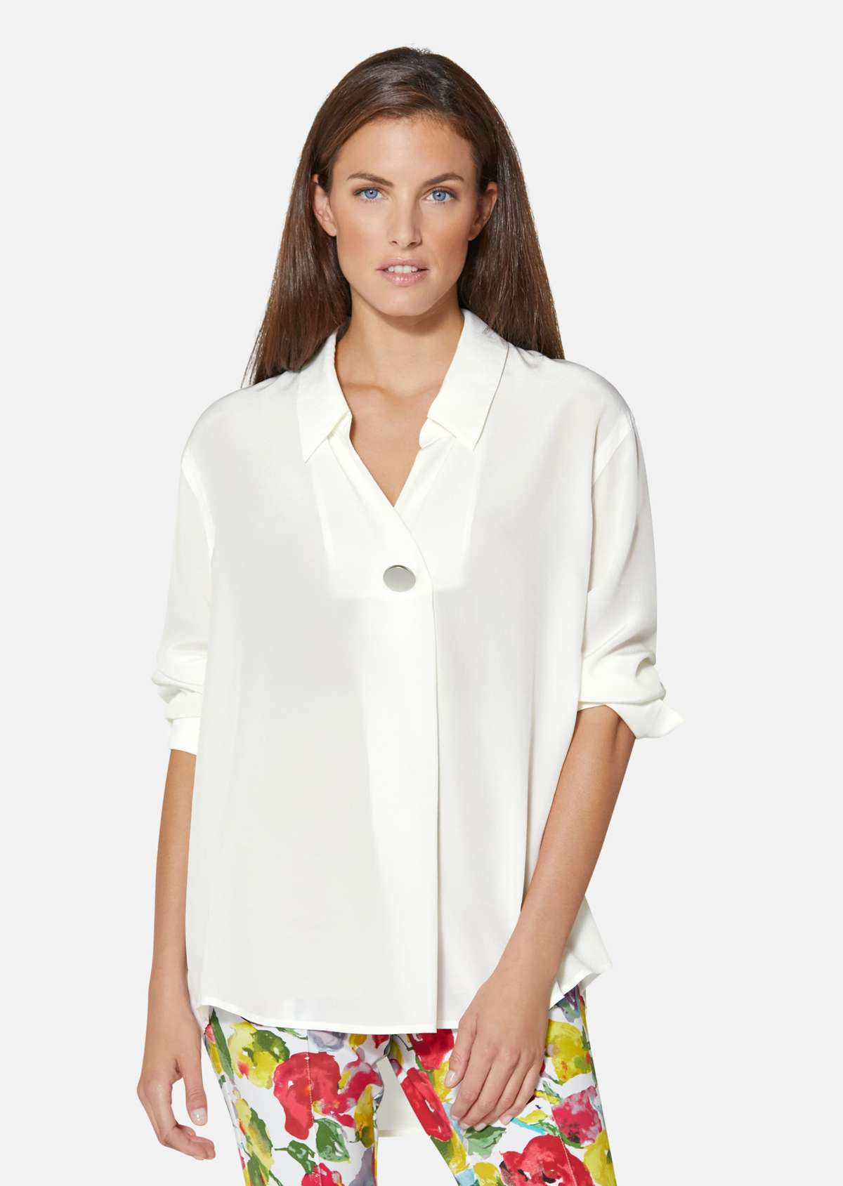 Шелковая блузка с элегантной декоративной пуговицей.