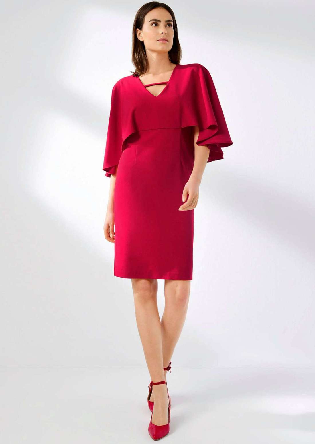 Платье в стиле кейп с декоративной лентой в области декольте.