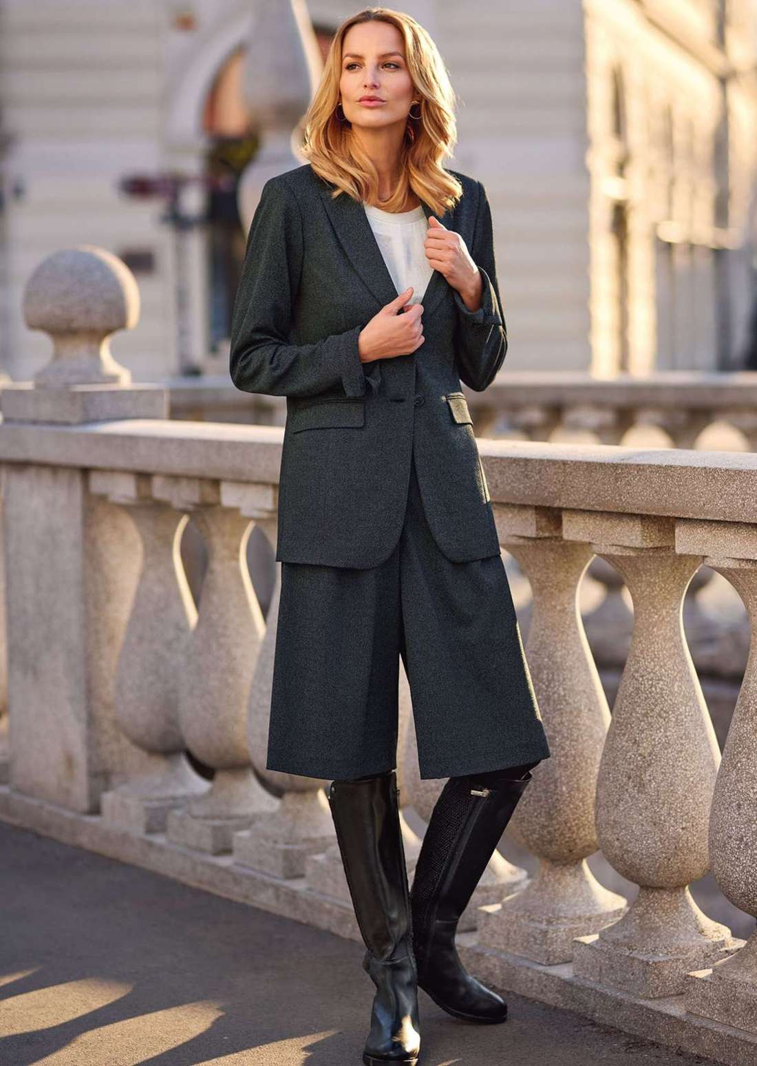 Блуза с полурукавами и декоративными швами