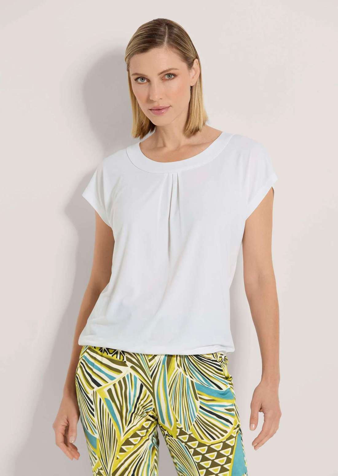 Легкая рубашка с короткими рукавами и круглым вырезом.