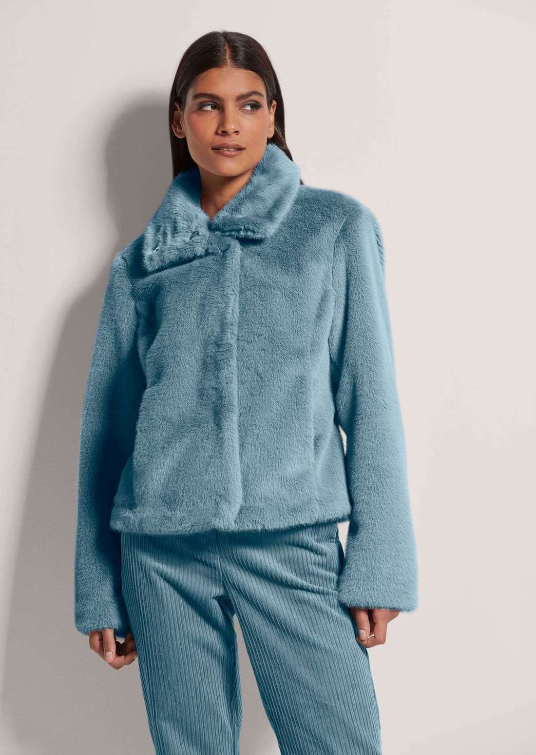 Короткая куртка из искусственного меха.