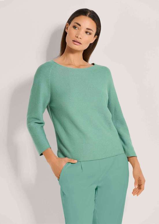 Свитер модного короткого фасона.