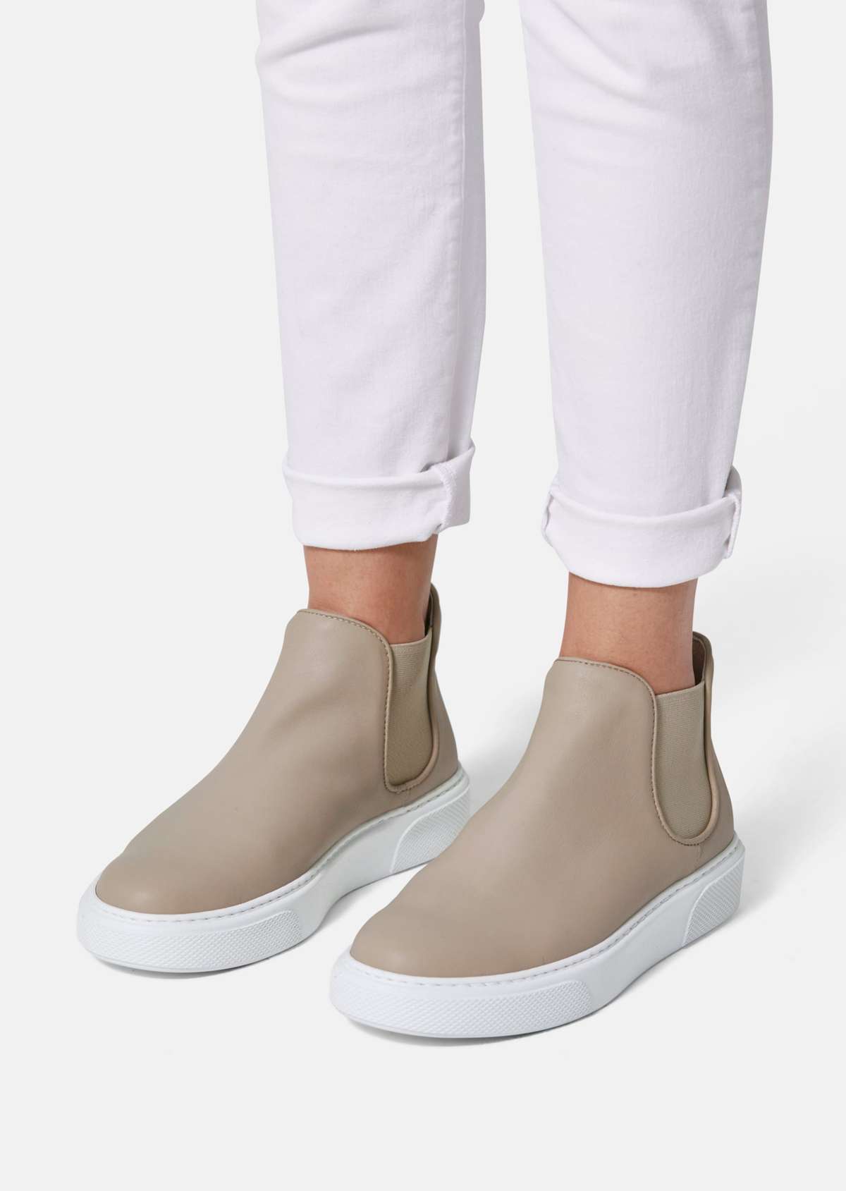 Кожаные ботинки модного белого цвета