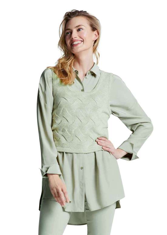 Вязаный жилет-свитер