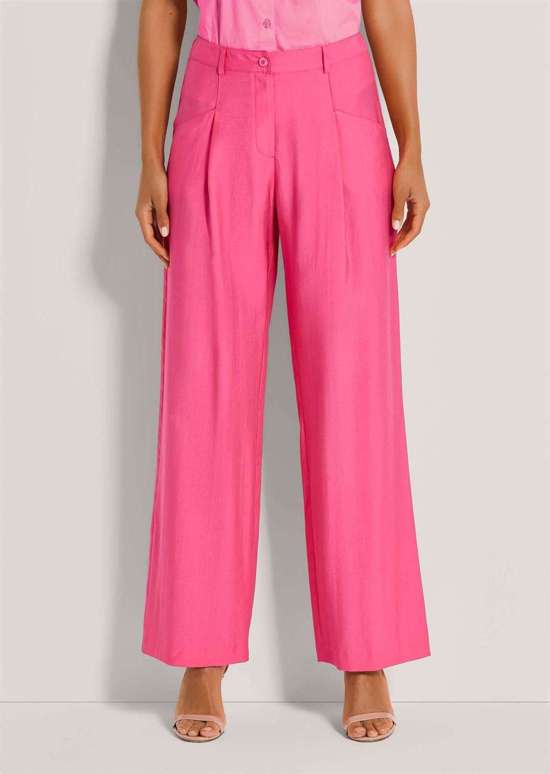 Широкие брюки с декоративными швами.