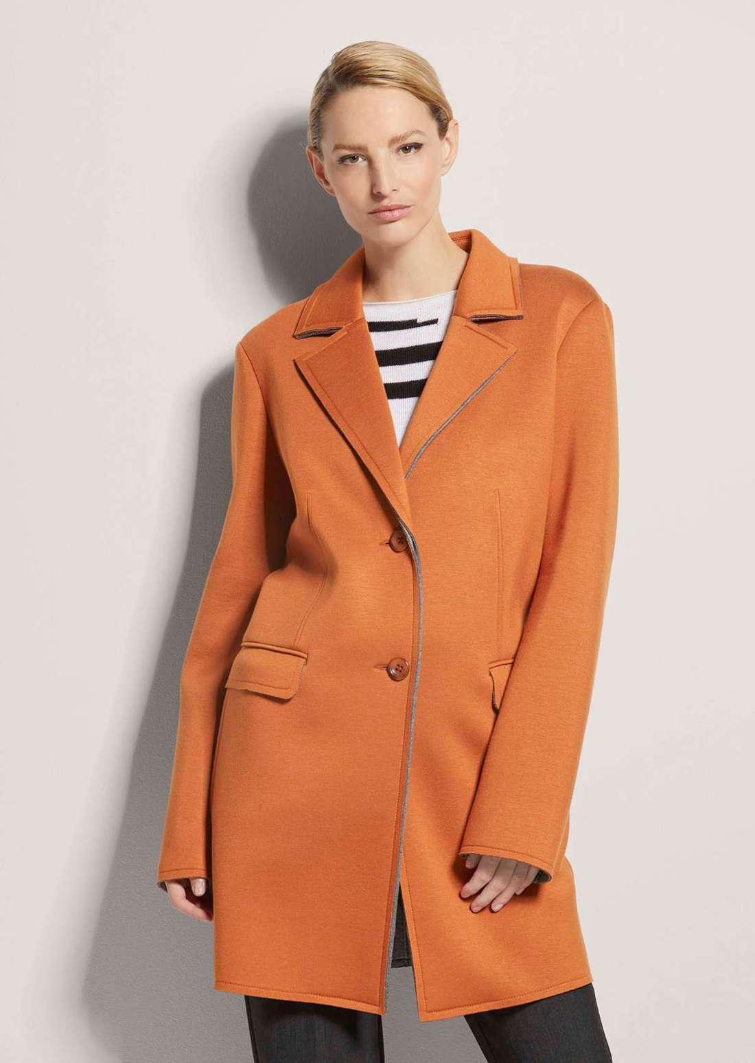 Длинная куртка из двухслойного трикотажа.