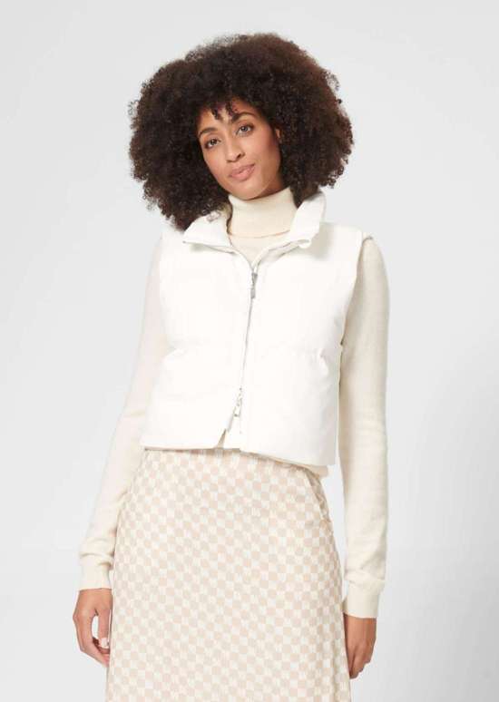 Короткий стеганый жилет под кожу