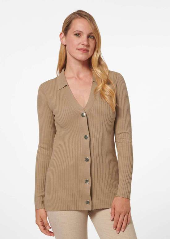 Простой кардиган длинного вида.