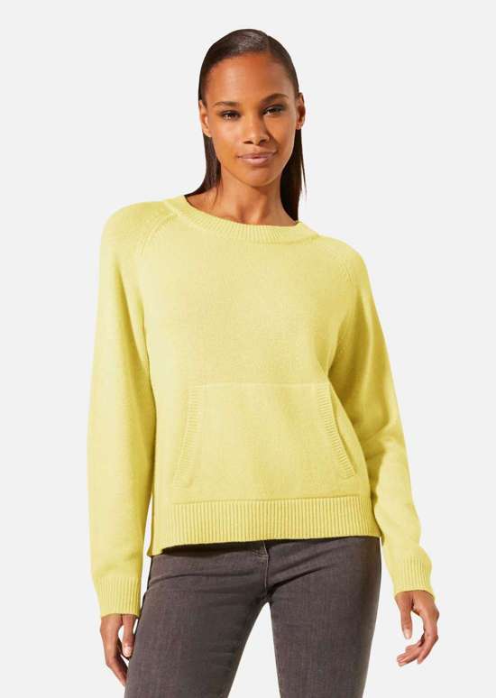 Свитер с круглым вырезом и карманами-кенгуру.