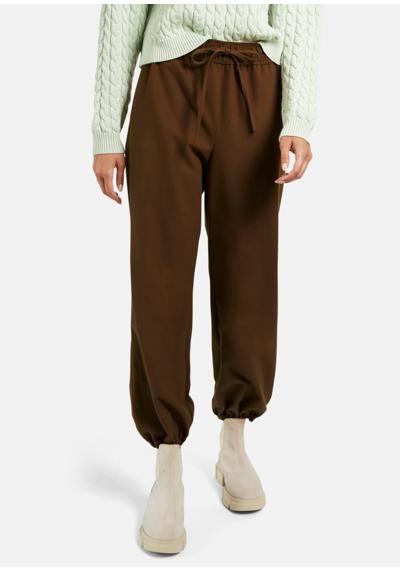 Широкие брюки с эластичным поясом.