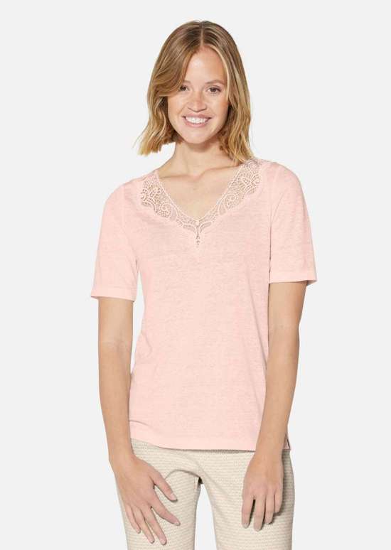 Рубашка с короткими рукавами из льна с тонкими кружевными вставками.