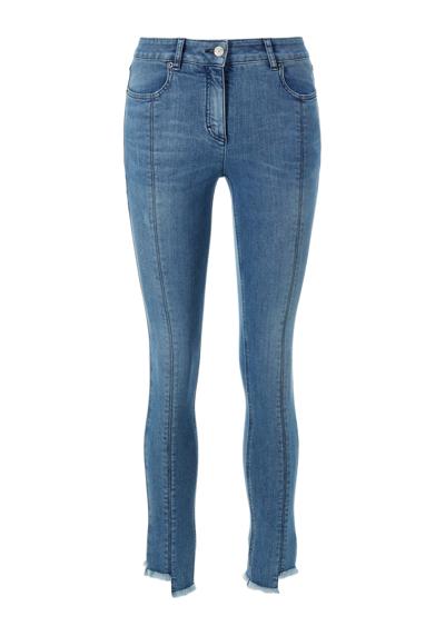 Узкие джинсы с новыми модными деталями