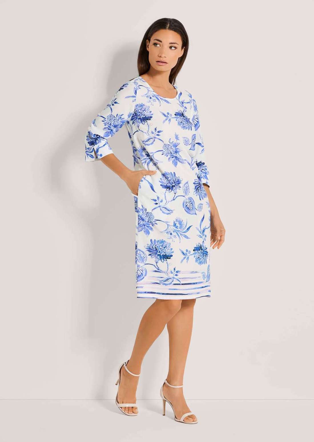 Платье с круглым вырезом и уникальным принтом