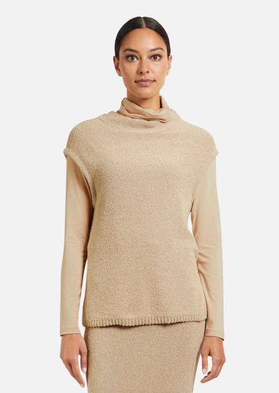 Вязаный жилет-свитер в махровом исполнении.