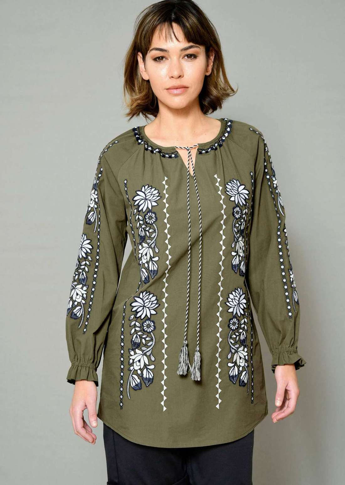 Туника с цветочной вышивкой
