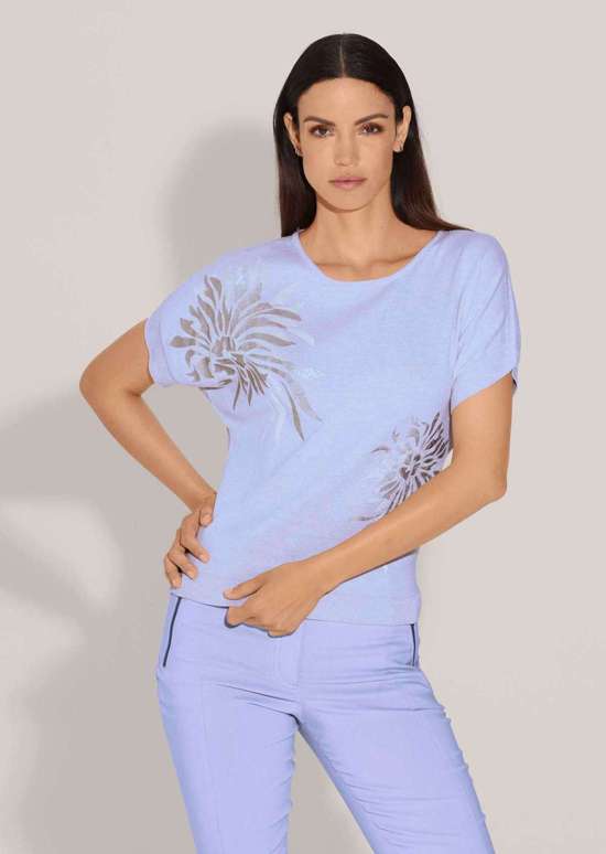 Свитер с короткими рукавами и блестящим цветочным принтом.