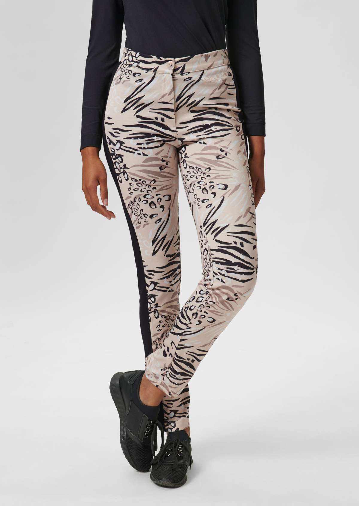 Узкие брюки с абстрактным принтом и декоративными полосками.
