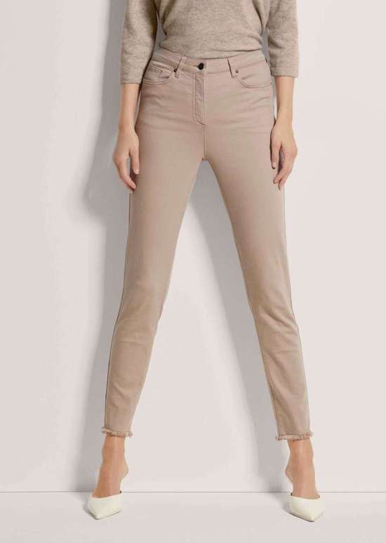 Джинсы с тонкой бахромой по краю