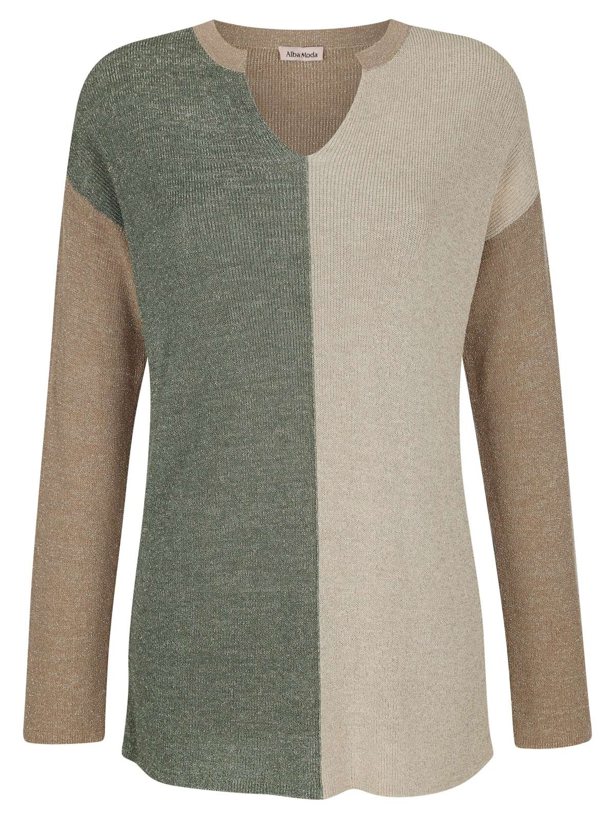 Вязаный пуловер спицами из пряжи с модным эффектом.