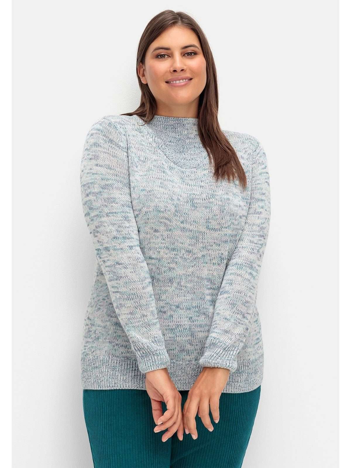 Вязаный свитер больших размеров с V-вставкой.