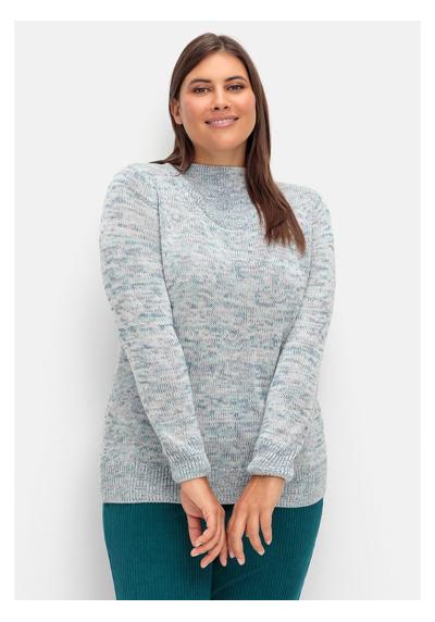 Вязаный свитер больших размеров с V-вставкой.