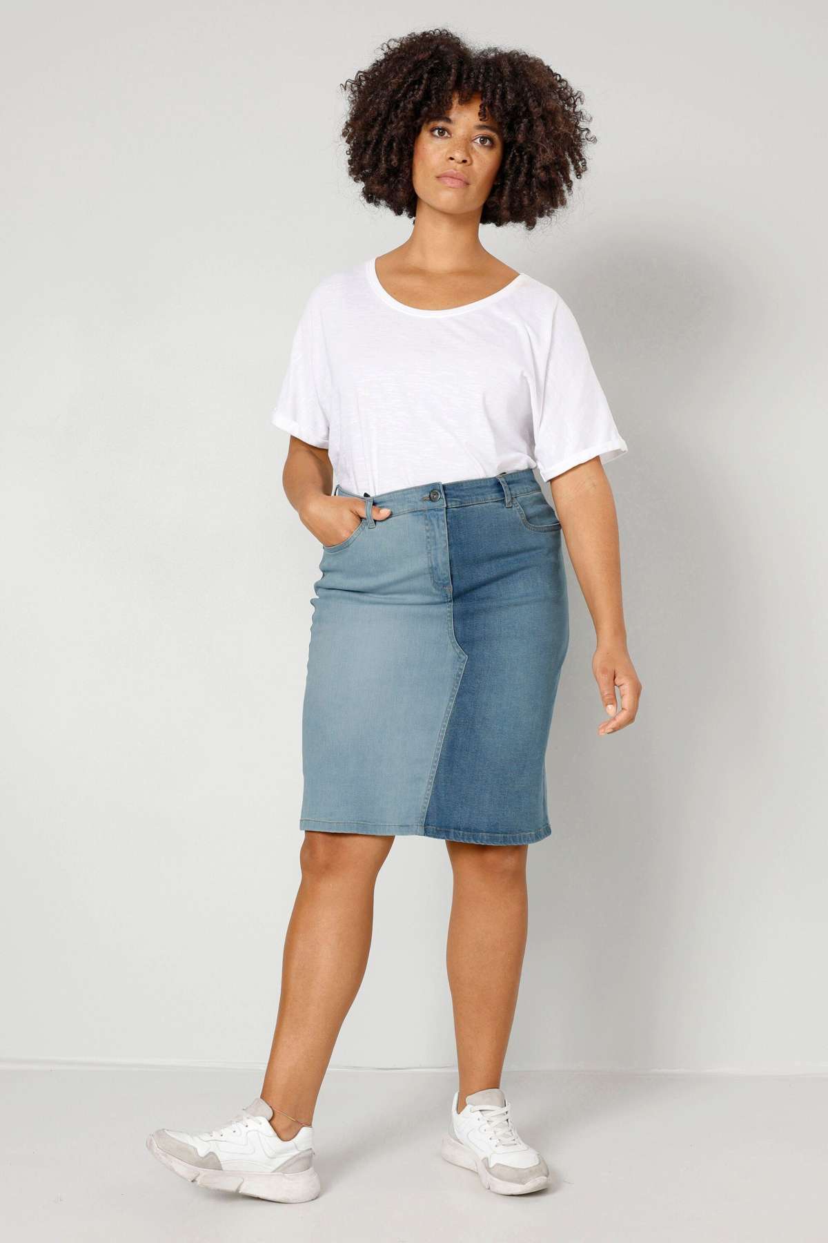Джинсовая юбка джинсовая юбка прямого кроя, двухцветная, с 5 карманами