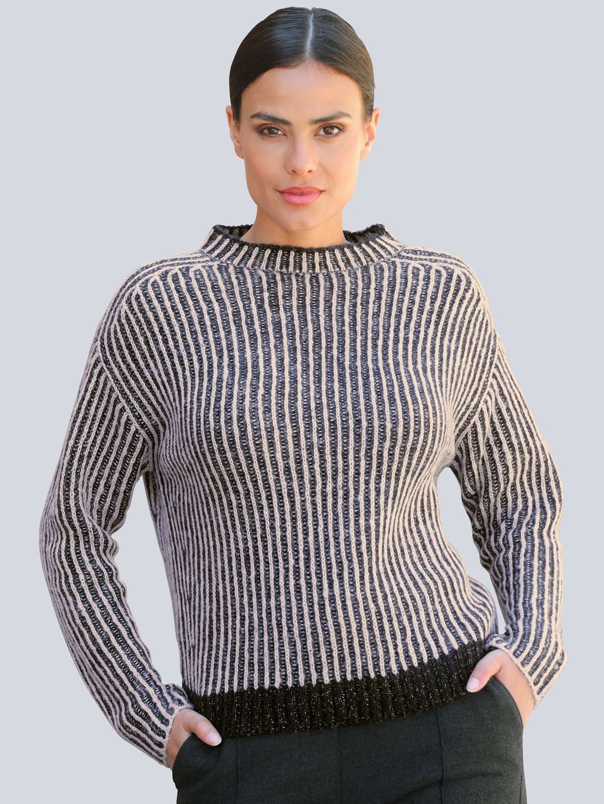 Вязаный свитер из флиса в модном полосатом исполнении.