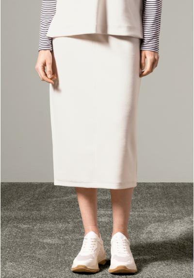 Трикотажная юбка SMILLA в современном трикотажном образе нейтральных цветов.