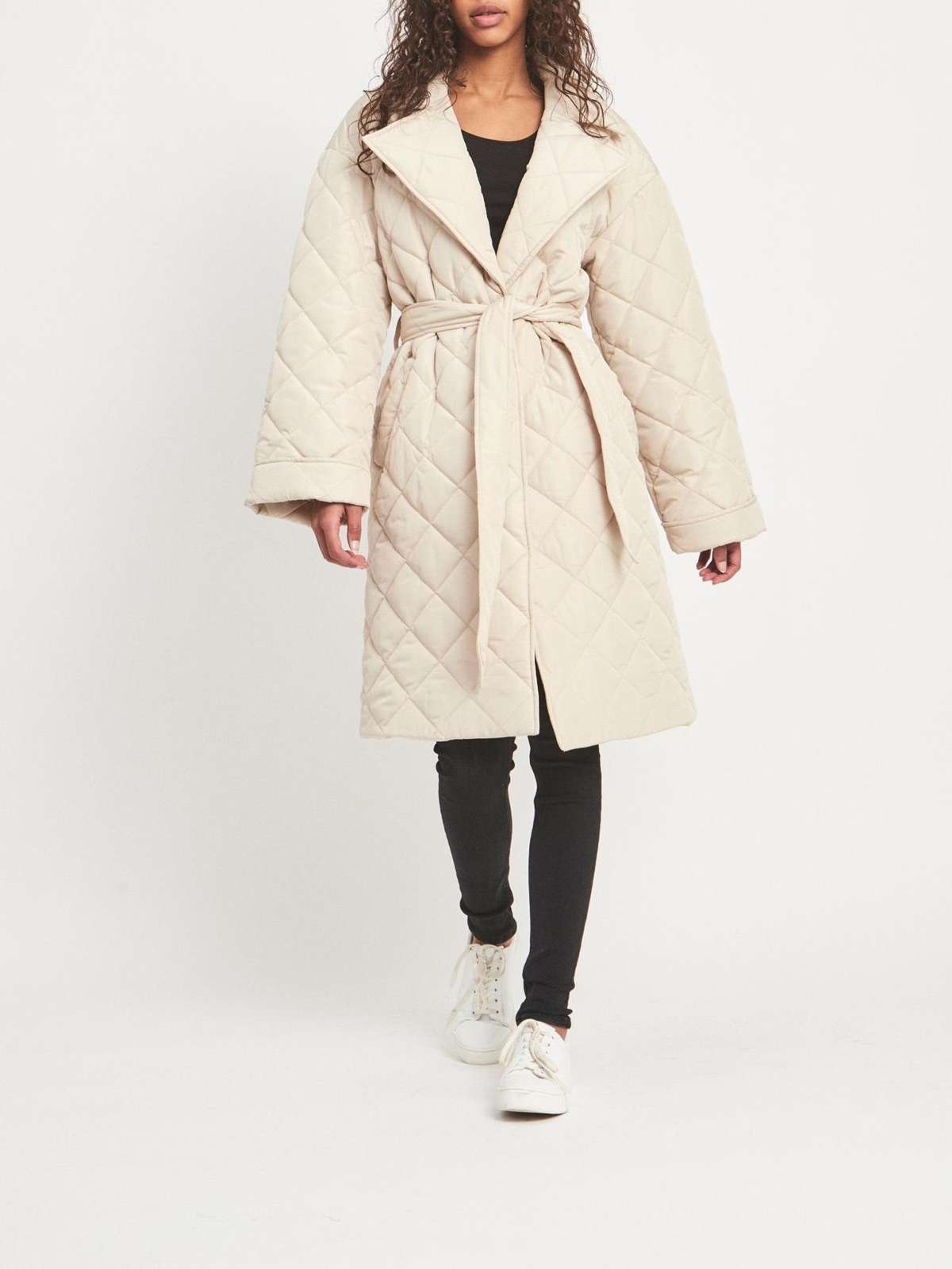 Короткое пальто, переходное пальто на легкой подкладке, удлиненная стеганая куртка VICHRIS 4625 бежевого цвета.