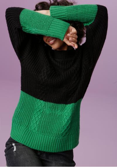 Вязаный свитер в модном миксе узоров и колорблоков.