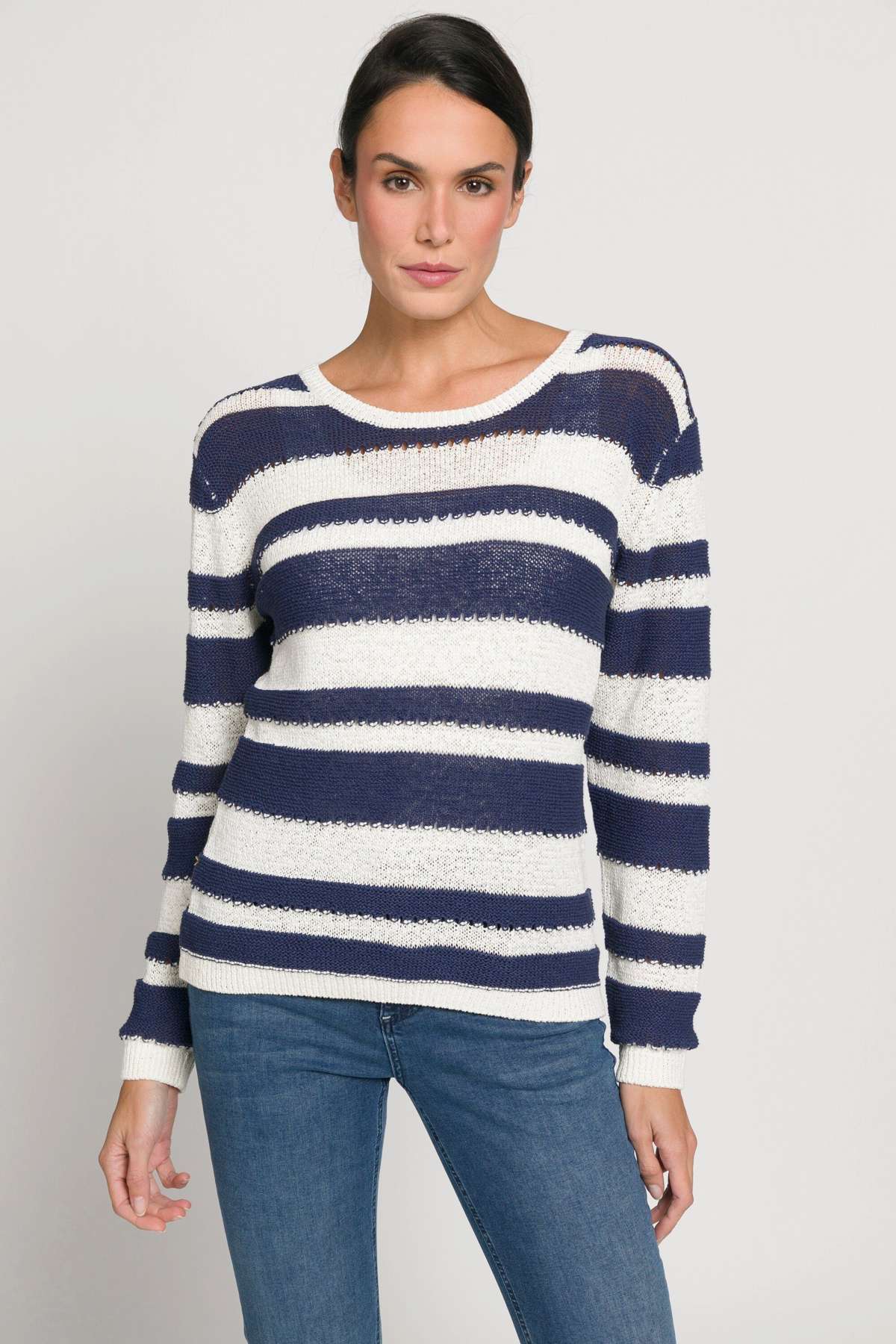 Вязаный свитер-пуловер в полоску с круглым вырезом и длинными рукавами