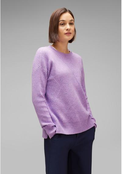 Вязаный свитер однотонного цвета.