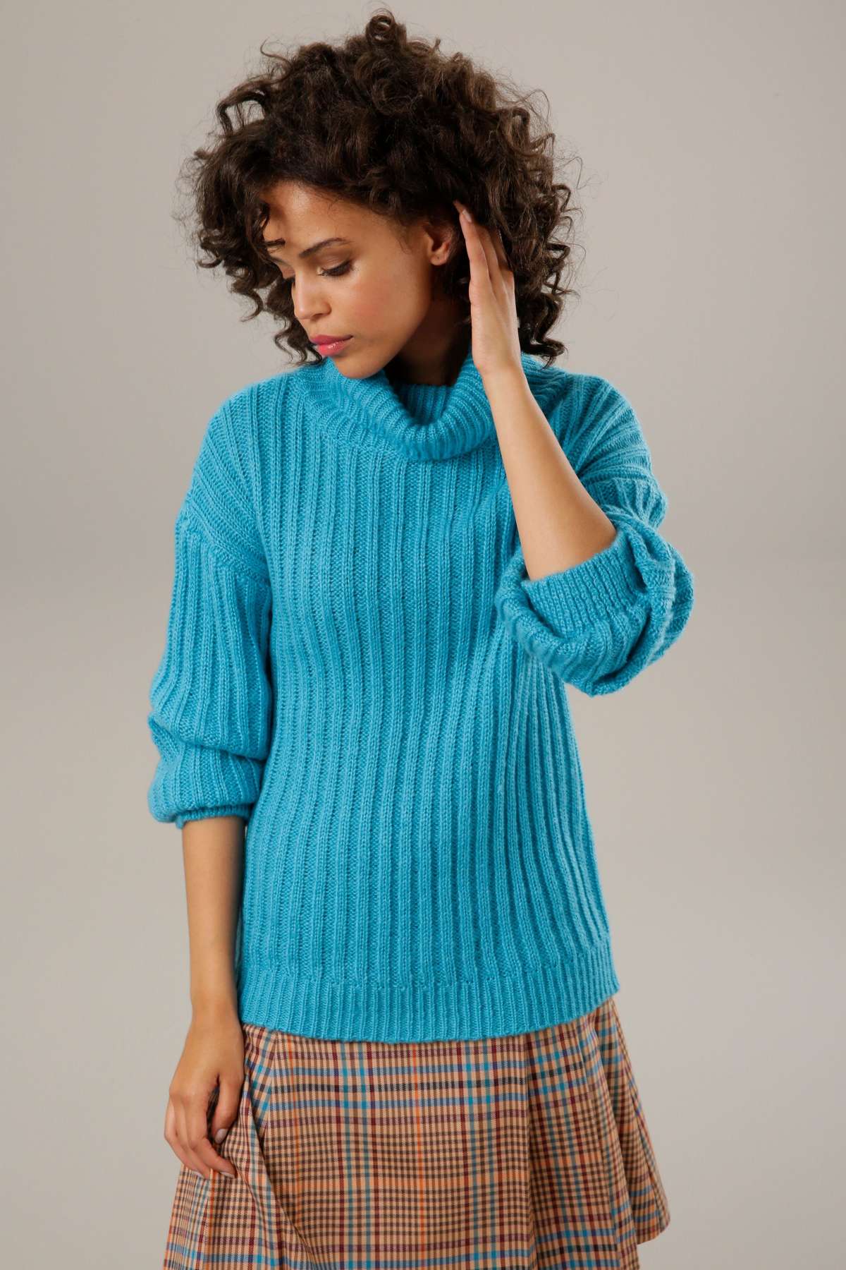 Вязаный свитер с декоративной водолазкой.