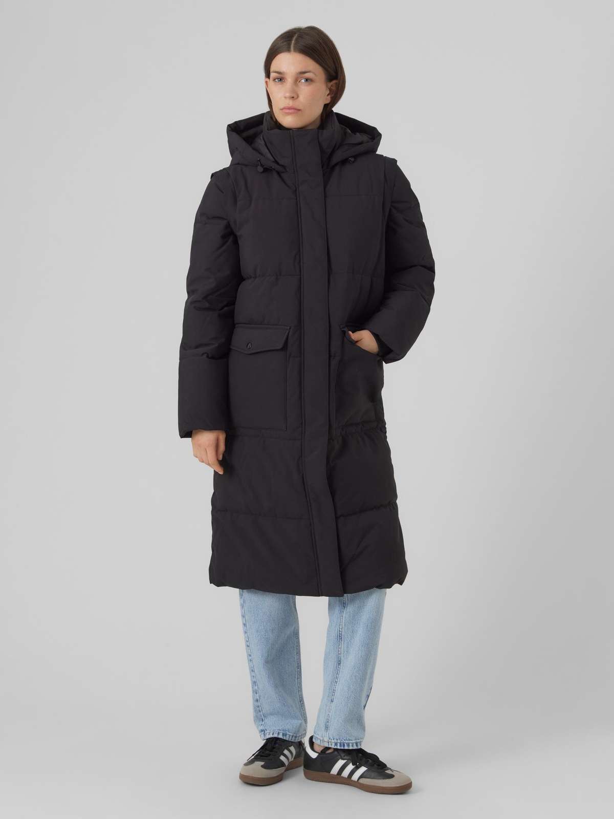 Стеганое пальто VMMADELYN LONG COAT NOOS можно носить и как жилет.