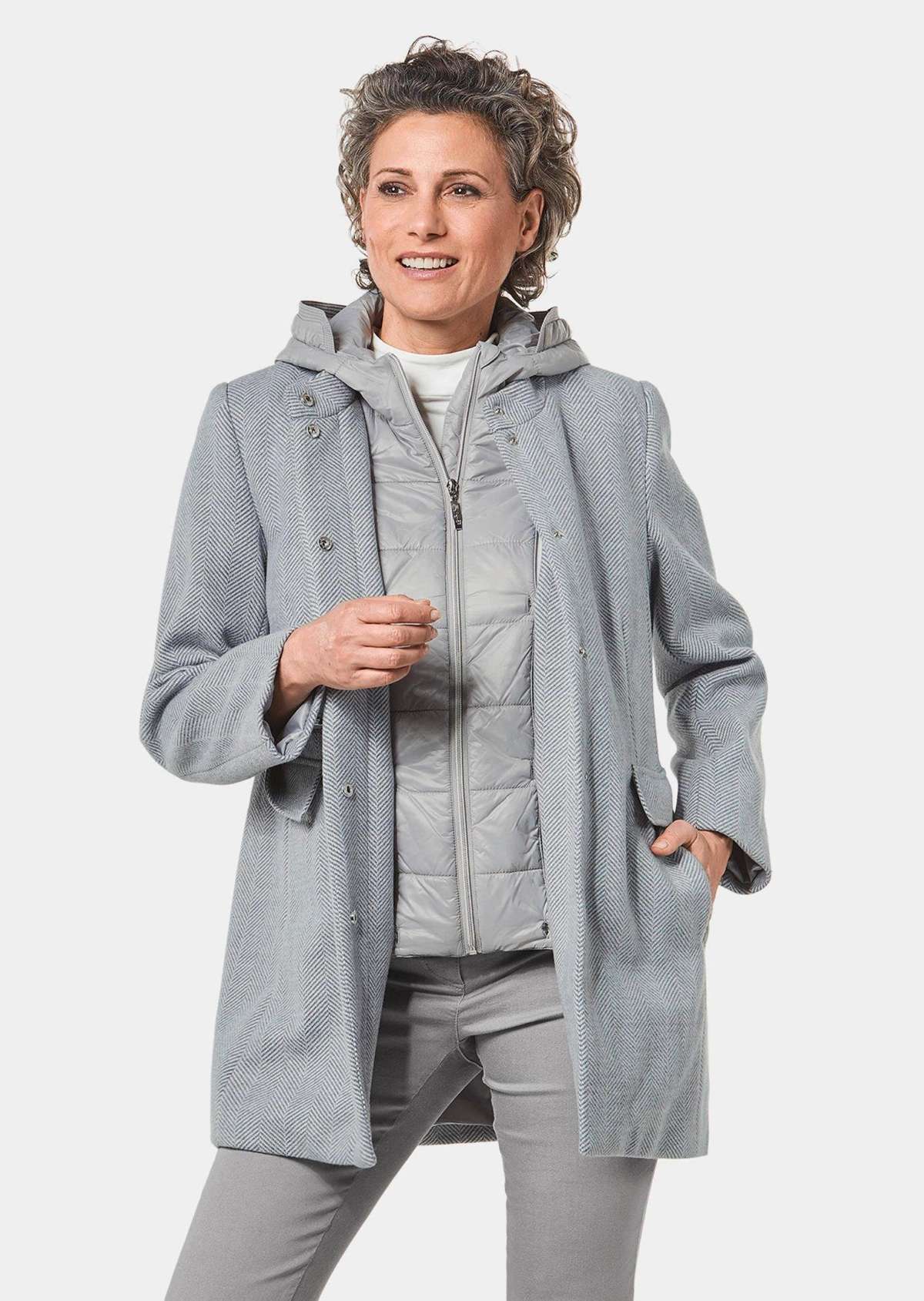 Короткое пальто маленького размера: пальто на съемной стеганой подкладке.
