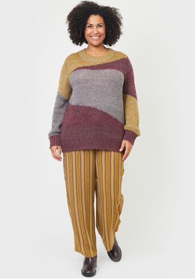 Вязаный свитер с игривым разноцветным узором.