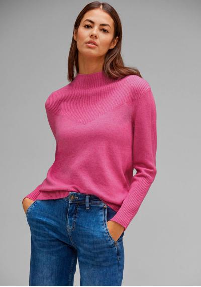 Вязаный свитер с узором спицами.