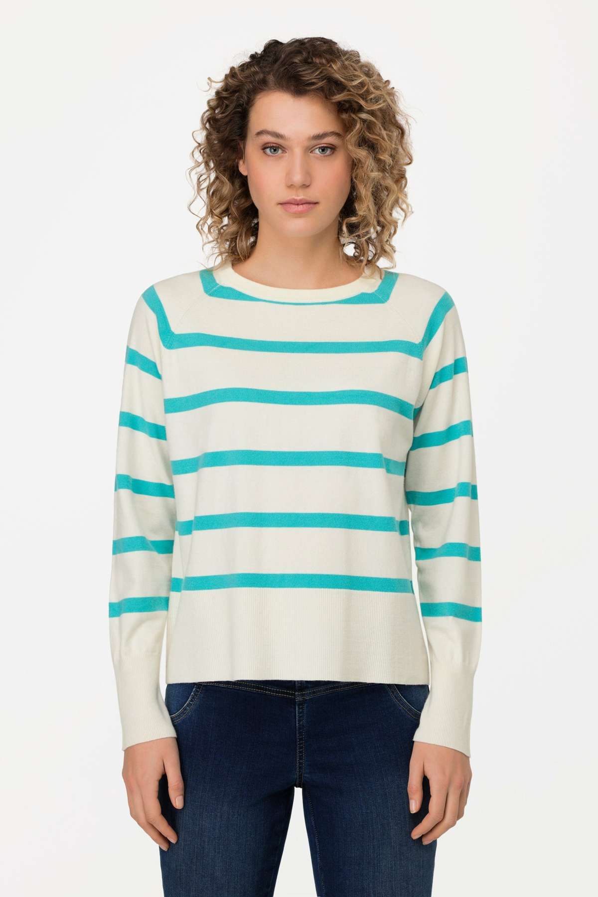 Вязаный пуловер в полоску с круглым вырезом и длинными рукавами