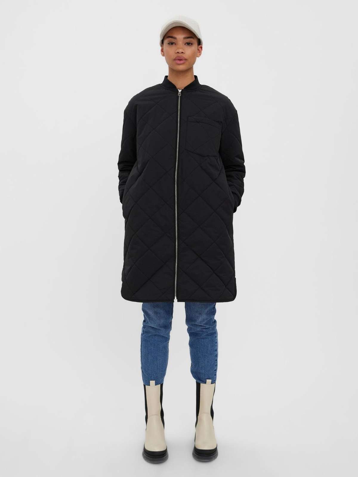 Короткое пальто, длинная телогрейка, утепленная парка, переходное пальто VMNATALIE 4826 черного цвета.