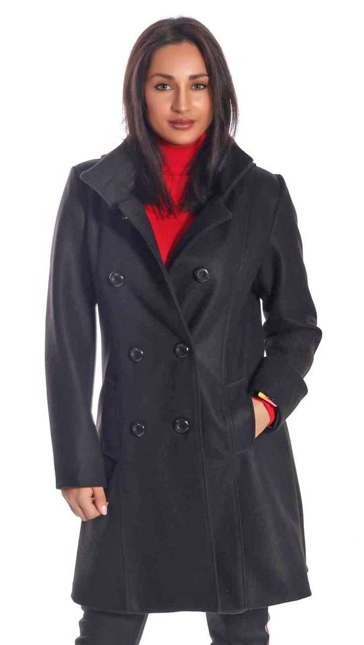 Короткое пальто, двубортный воротник-стойка в стиле тренчкот, на подкладке, съемный капюшон.