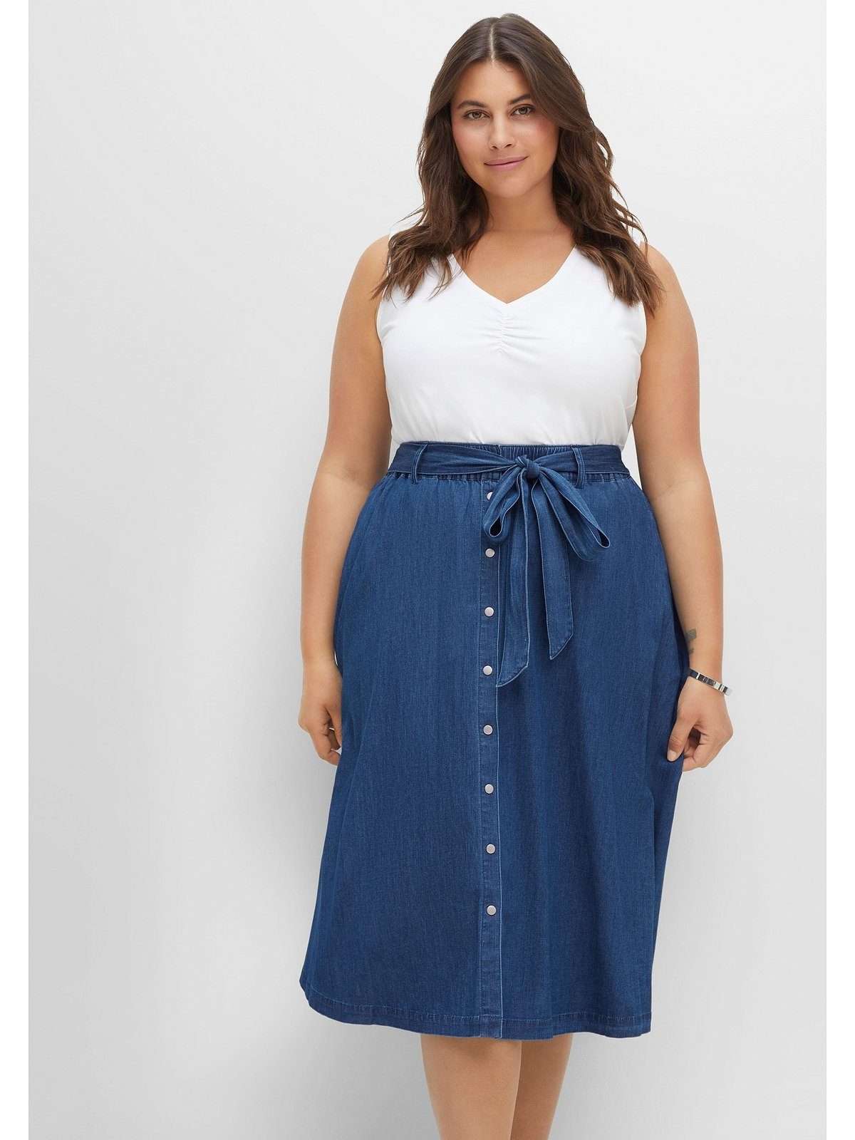 Джинсовая юбка больших размеров с поясом-комбинацией.