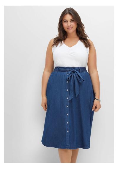 Джинсовая юбка больших размеров с поясом-комбинацией.