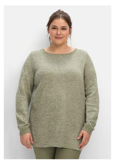 Вязаный свитер больших размеров с ажурным узором на рукаве.